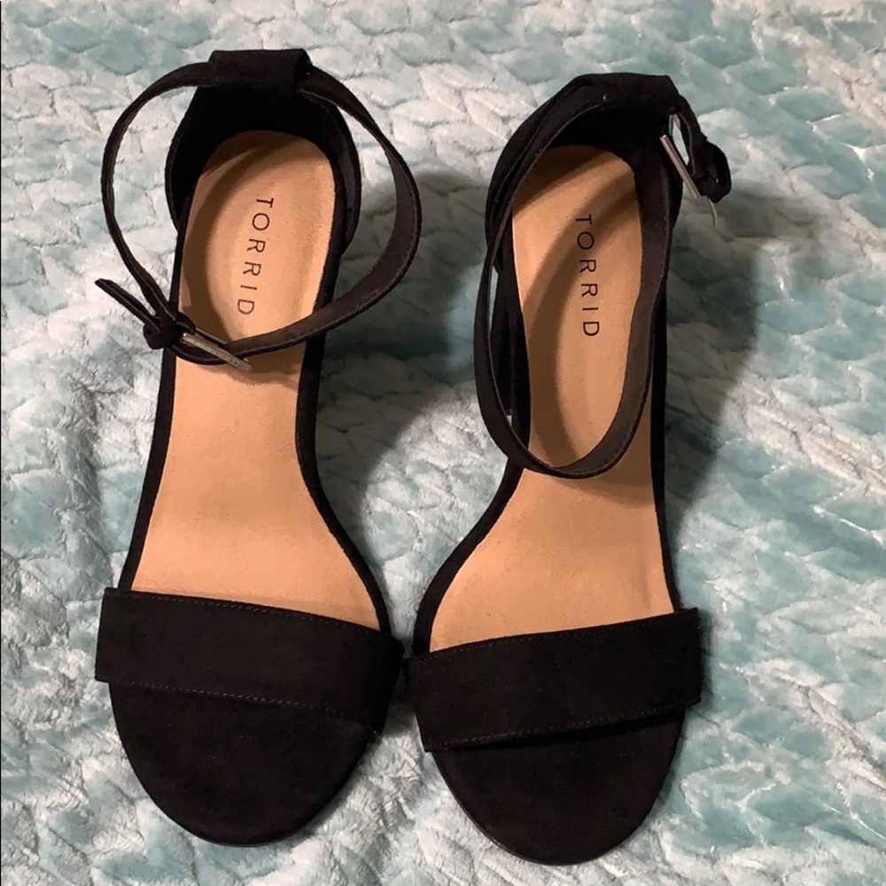 Wide width black heels